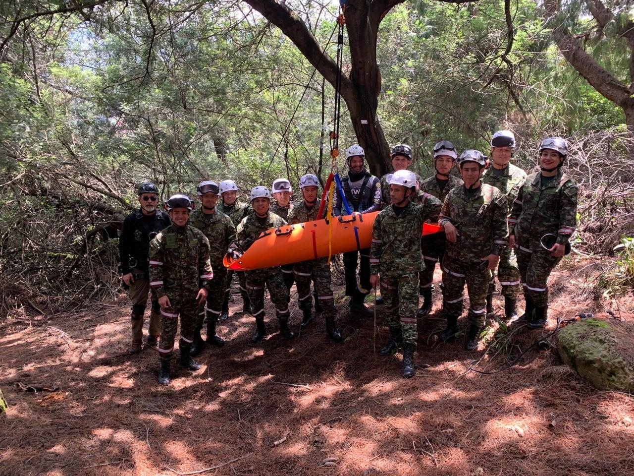 Equipo durante práctica de rescate