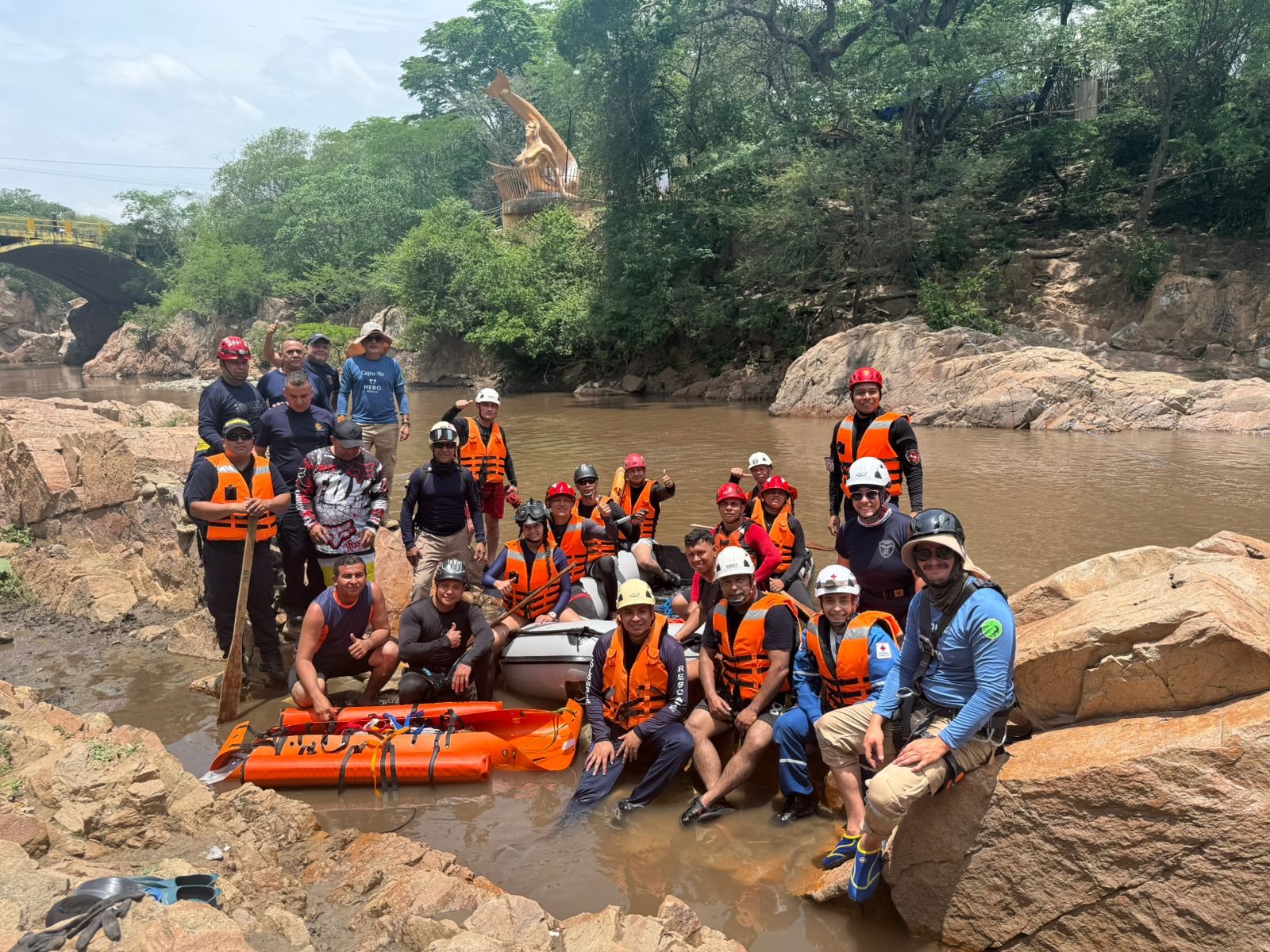 Equipo de rescate en entrenamiento